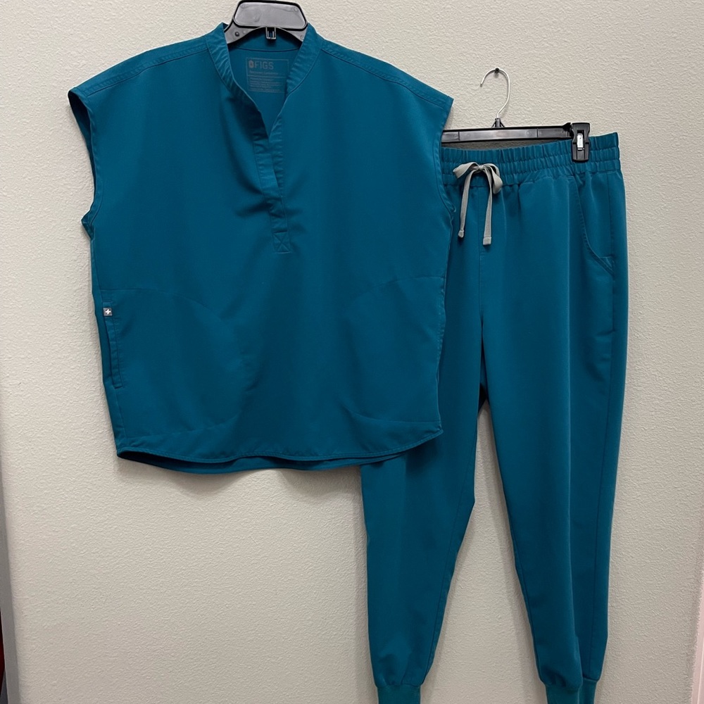 FIG scrubs Rafaela top and jogger pants